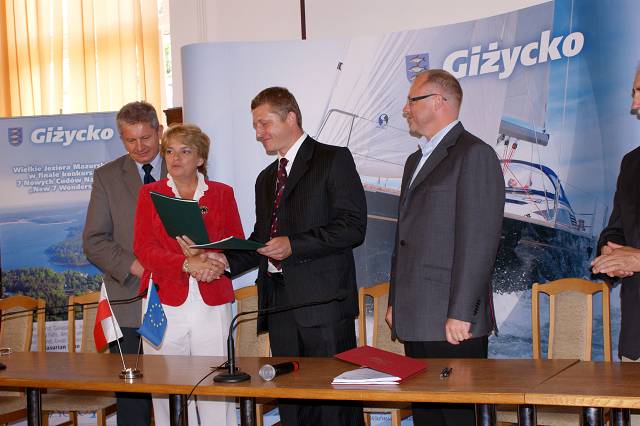 Paweł Lachowicz i wiceprezes WFOŚiGW - mgr Maria Sokoll wymieniają się podpisanymi dokumentami.